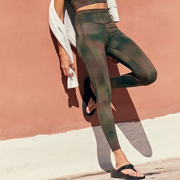 BNWOT Free People Beat the Heat Reversible Leggings - Picture 4 of 9